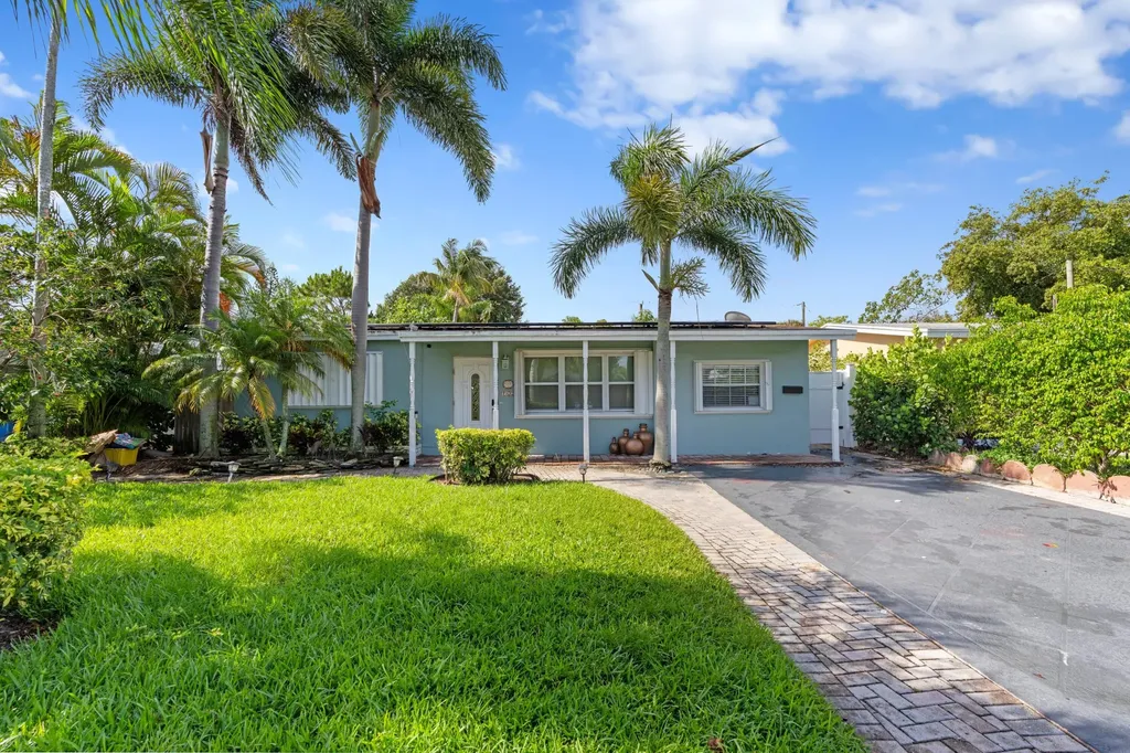 702 W Bloxham Street Lantana FL 33462