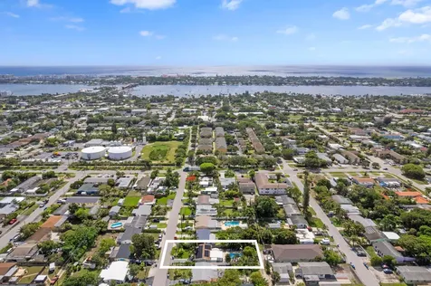 702 W Bloxham Street Lantana FL 33462