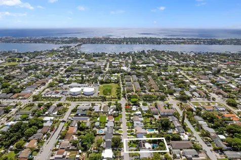 702 W Bloxham Street Lantana FL 33462