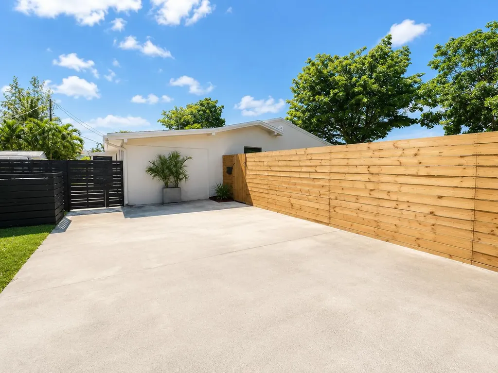 1724 NE 17th Street Fort Lauderdale FL 33305