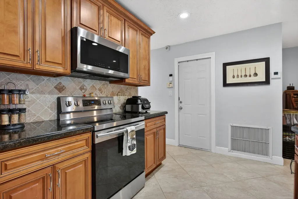 7306 NW 94th Way Tamarac FL 33321