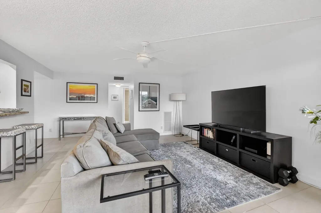 5851 Camino Del Sol Boca Raton FL 33433