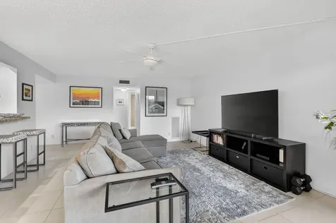 5851 Camino Del Sol Boca Raton FL 33433