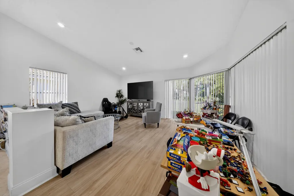 113 Egret Circle Greenacres FL 33413