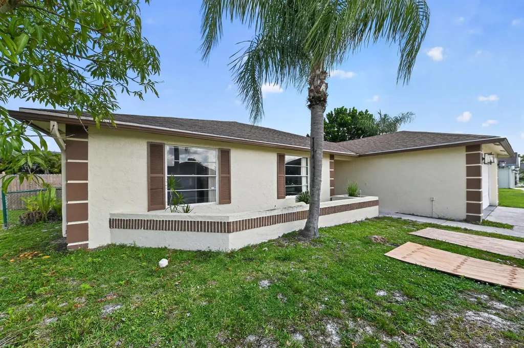 8421 Winnipesaukee Way Lake Worth FL 33467