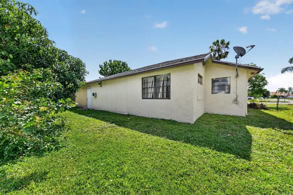 8421 Winnipesaukee Way Lake Worth FL 33467