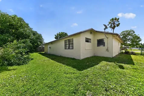 8421 Winnipesaukee Way Lake Worth FL 33467