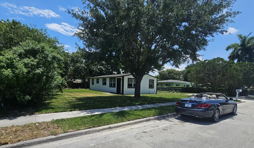 1605 W 10th Street Riviera Beach FL 33404