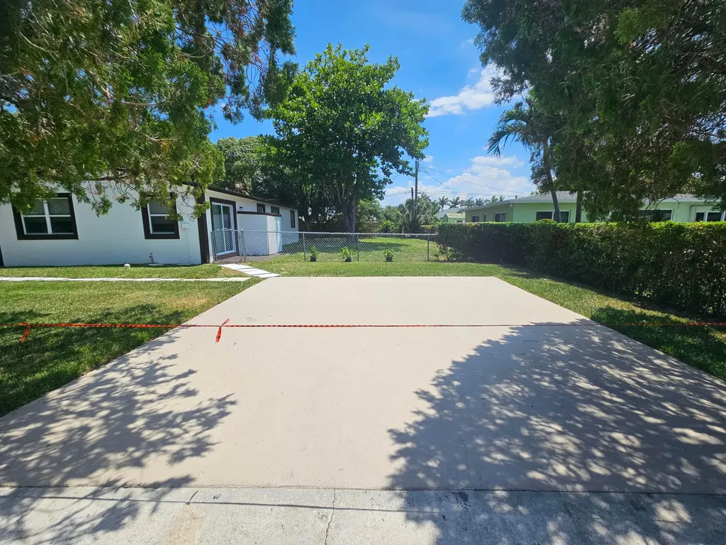 1605 W 10th Street Riviera Beach FL 33404