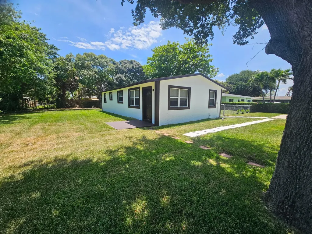 1605 W 10th Street Riviera Beach FL 33404