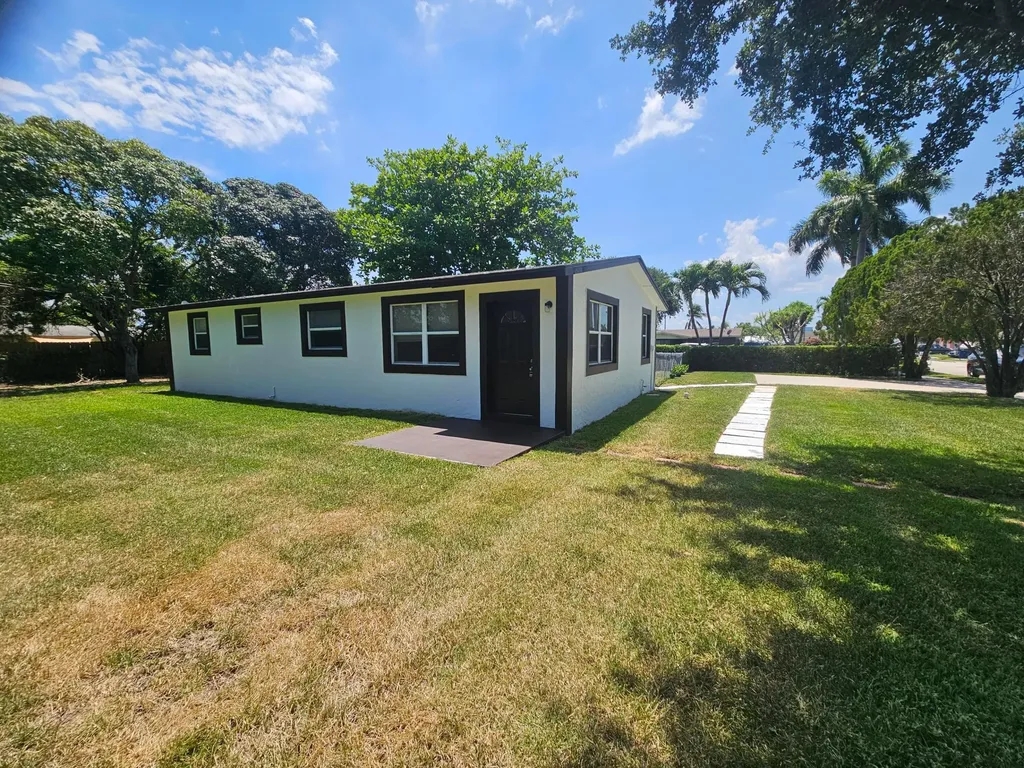 1605 W 10th Street Riviera Beach FL 33404