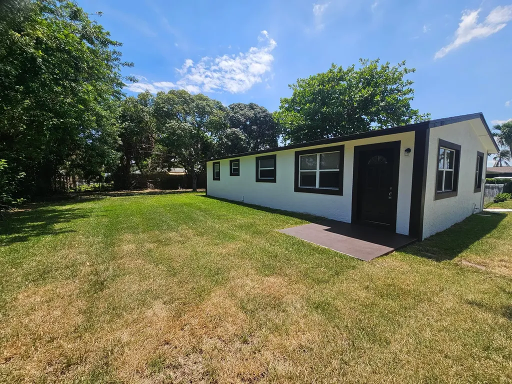 1605 W 10th Street Riviera Beach FL 33404