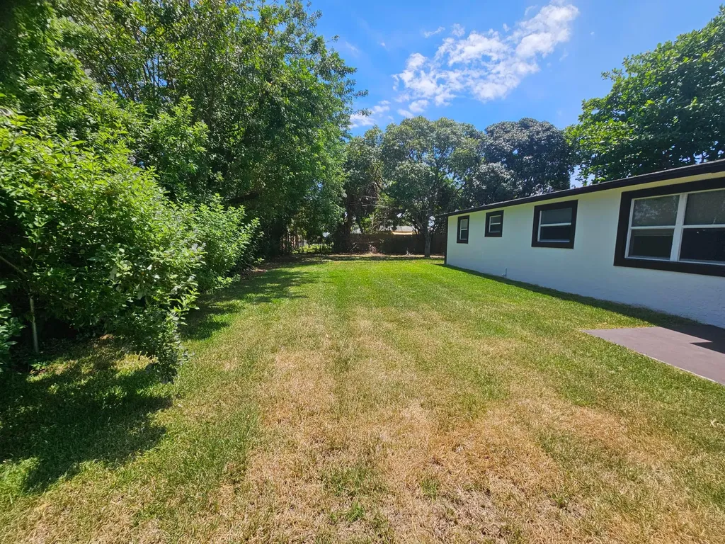 1605 W 10th Street Riviera Beach FL 33404