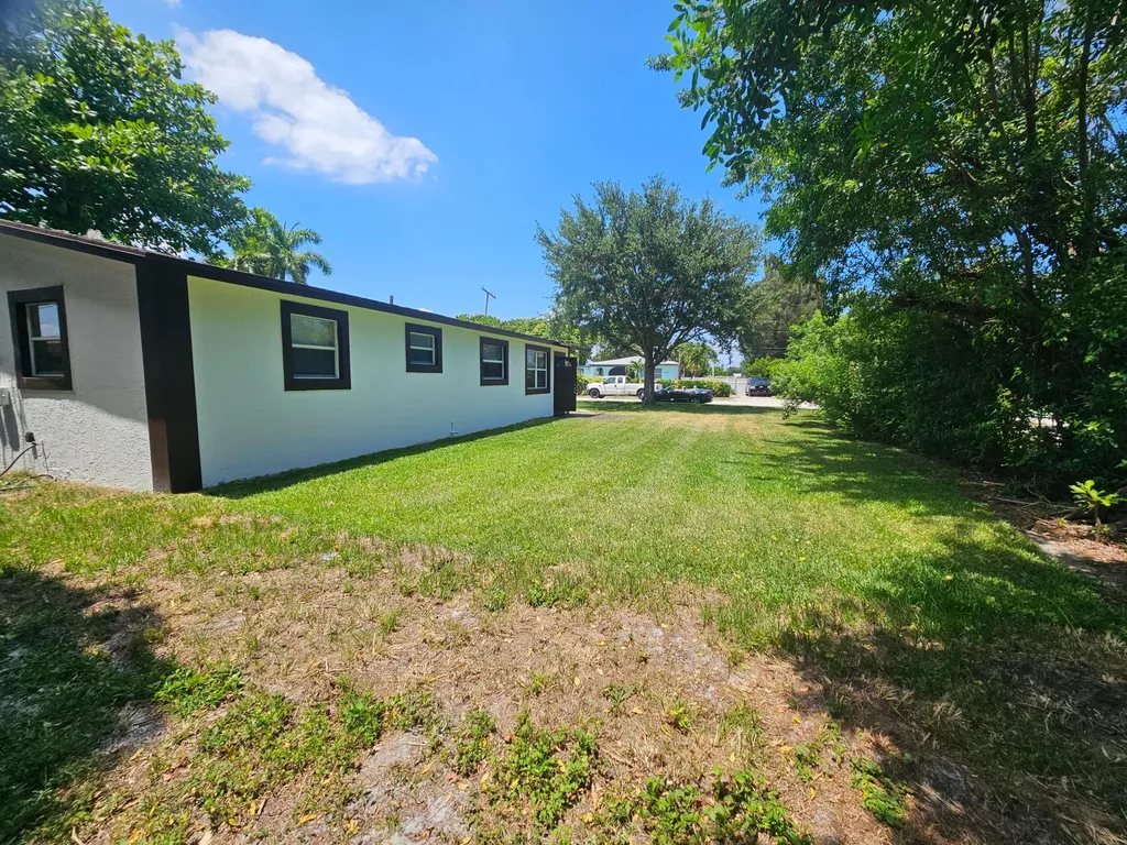 1605 W 10th Street Riviera Beach FL 33404