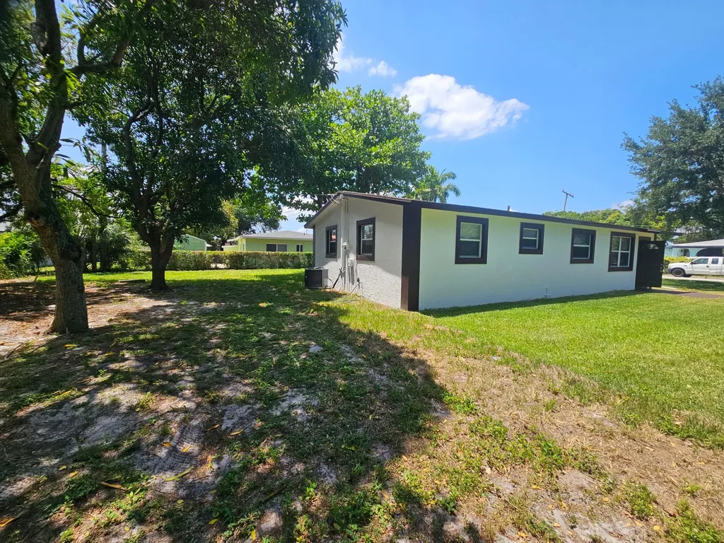 1605 W 10th Street Riviera Beach FL 33404