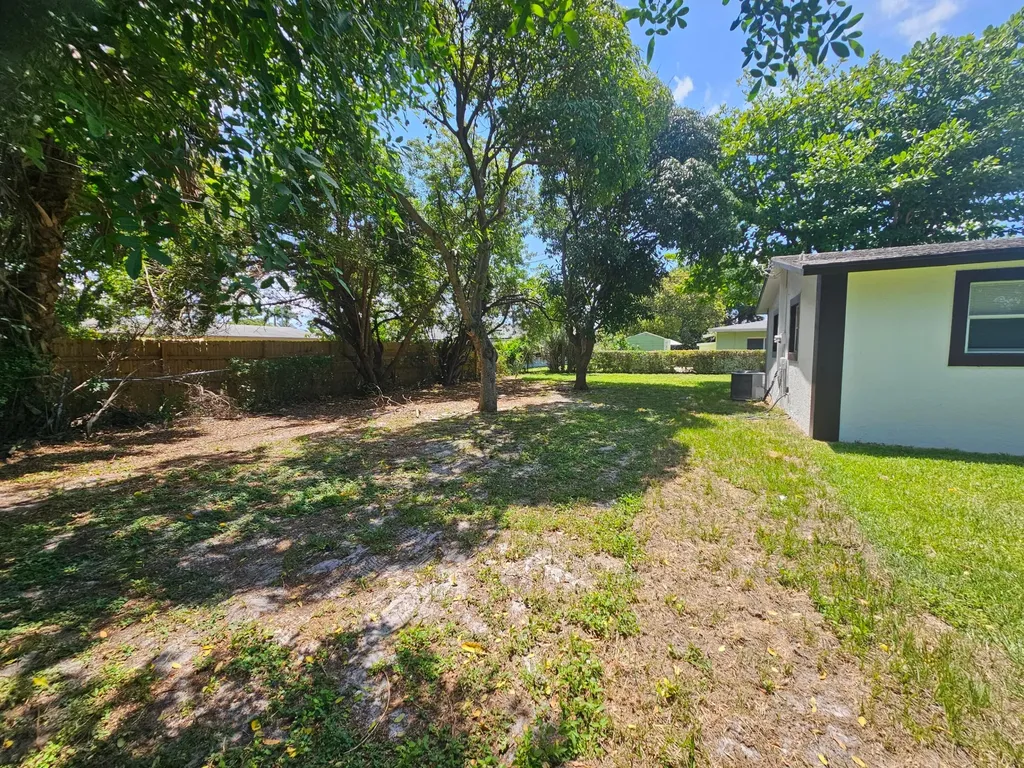 1605 W 10th Street Riviera Beach FL 33404