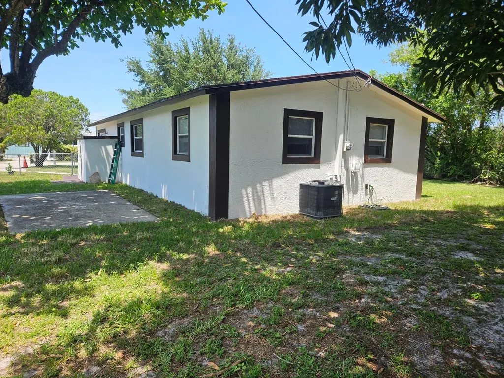 1605 W 10th Street Riviera Beach FL 33404
