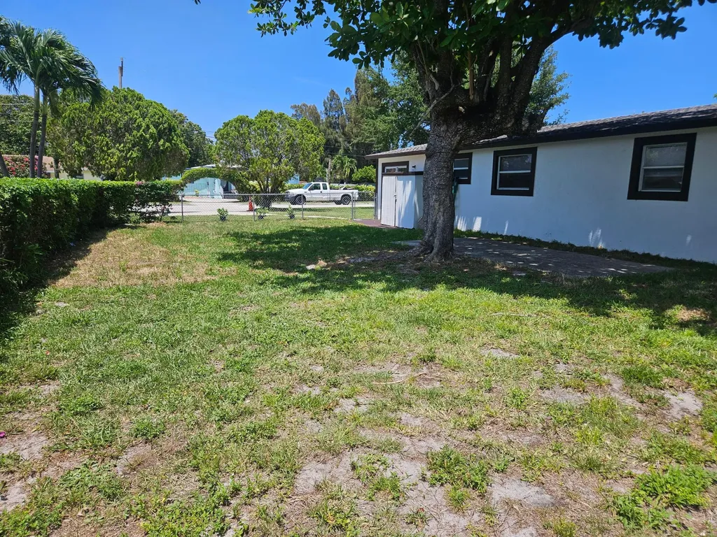 1605 W 10th Street Riviera Beach FL 33404