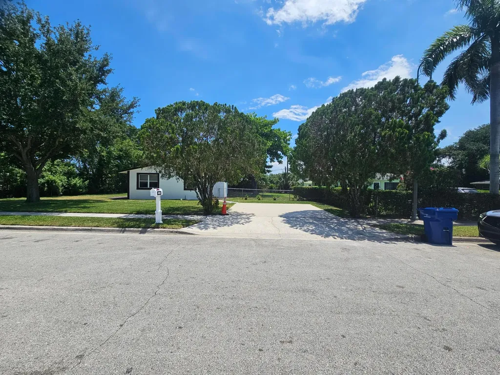 1605 W 10th Street Riviera Beach FL 33404