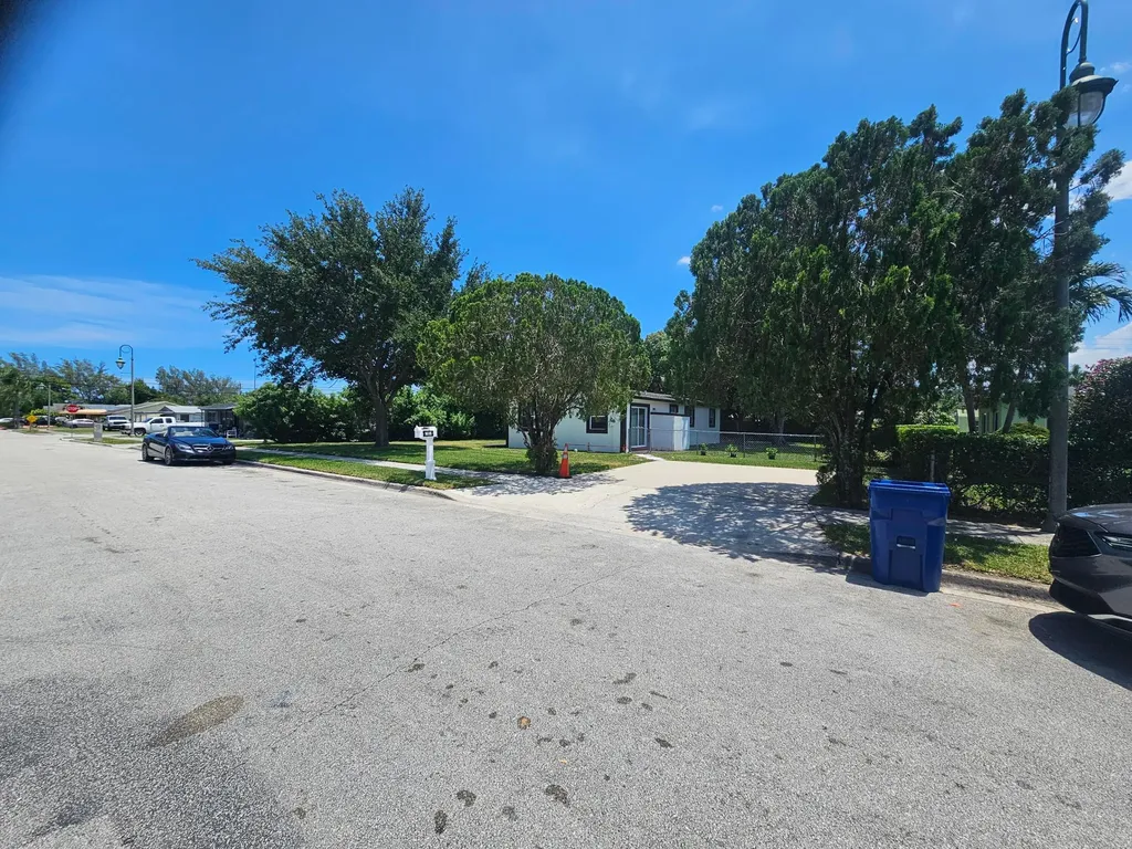 1605 W 10th Street Riviera Beach FL 33404