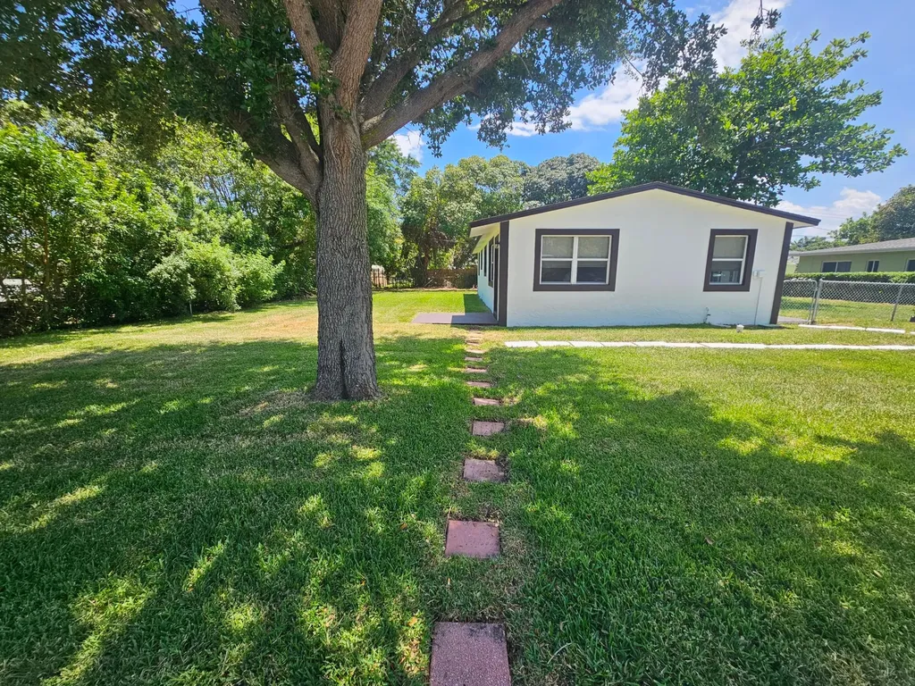 1605 W 10th Street Riviera Beach FL 33404