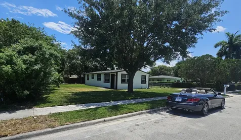 1605 W 10th Street Riviera Beach FL 33404