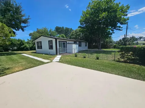 1605 W 10th Riviera Beach FL 33404