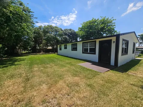 1605 W 10th Riviera Beach FL 33404