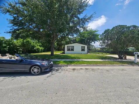 1605 W 10th Riviera Beach FL 33404