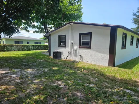 1605 W 10th Riviera Beach FL 33404