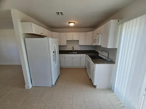1605 W 10th Riviera Beach FL 33404