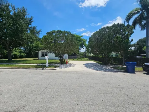1605 W 10th Riviera Beach FL 33404