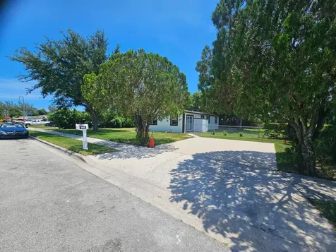 1605 W 10th Riviera Beach FL 33404