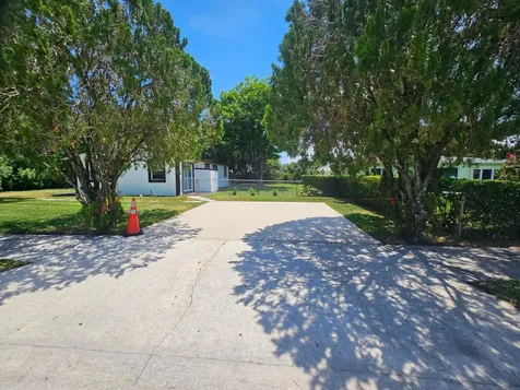 1605 W 10th Riviera Beach FL 33404