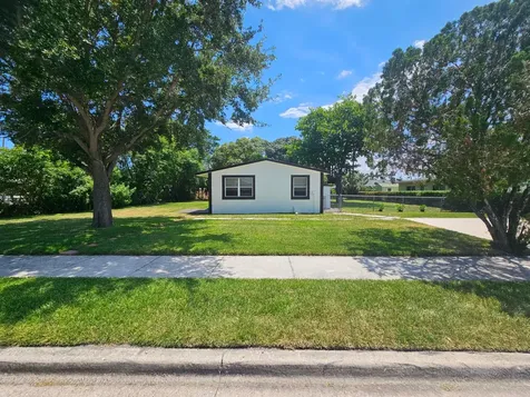1605 W 10th Riviera Beach FL 33404
