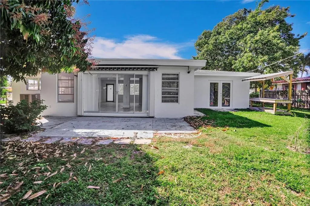 1013 SE 14th Court Deerfield Beach FL 33441