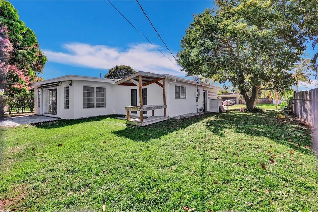 1013 SE 14th Court Deerfield Beach FL 33441