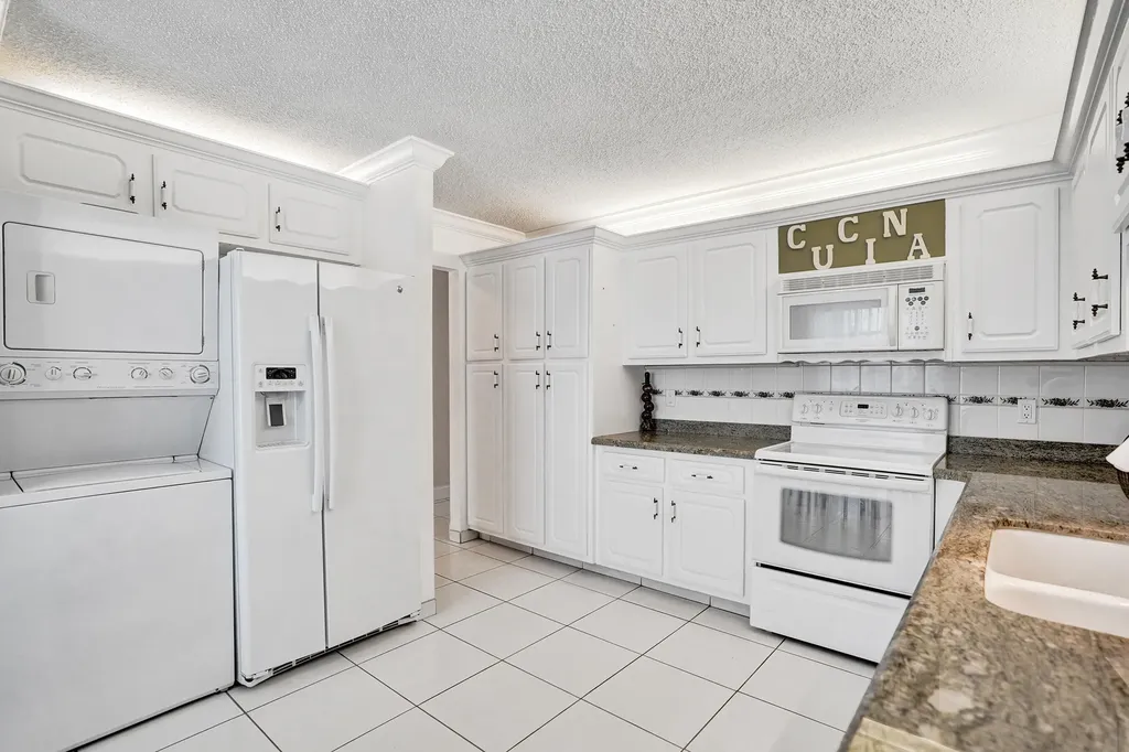 2331 Croton Delray Beach FL 33445