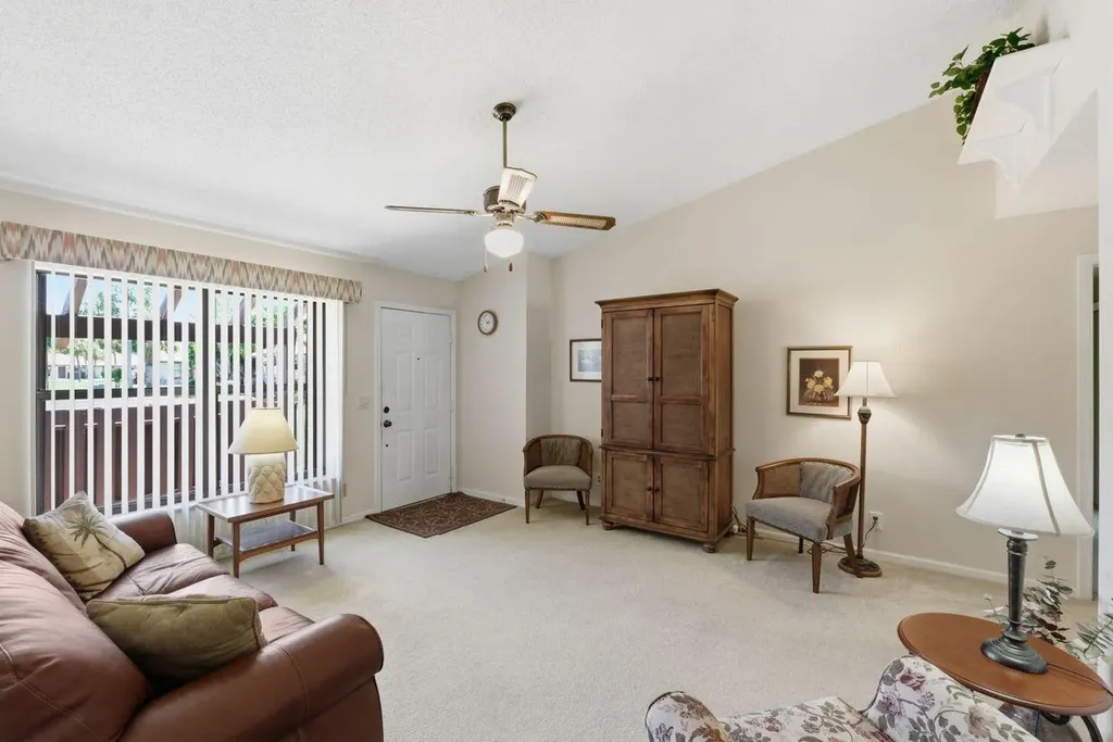 21 Vía De Casas Norte Boynton Beach FL 33426