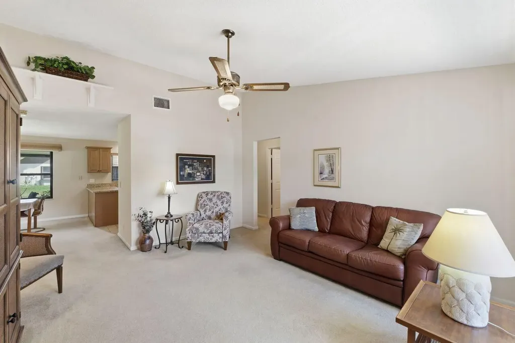 21 Vía De Casas Norte Boynton Beach FL 33426