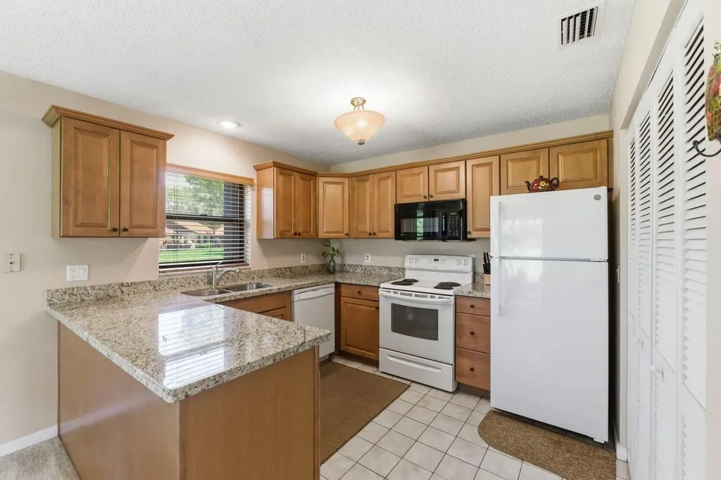 21 Vía De Casas Norte Boynton Beach FL 33426