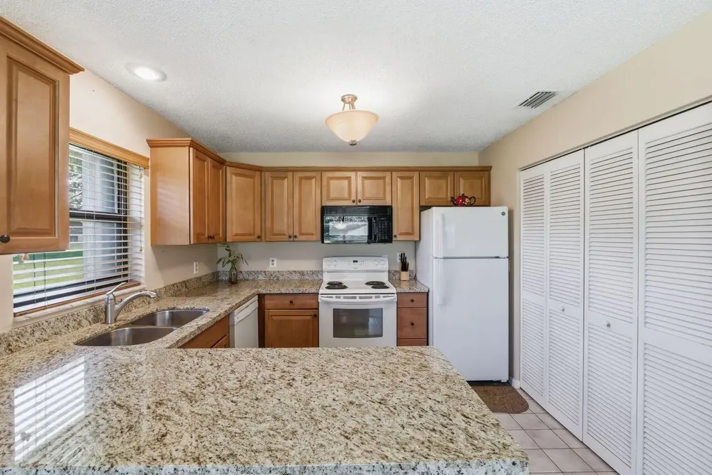 21 Vía De Casas Norte Boynton Beach FL 33426