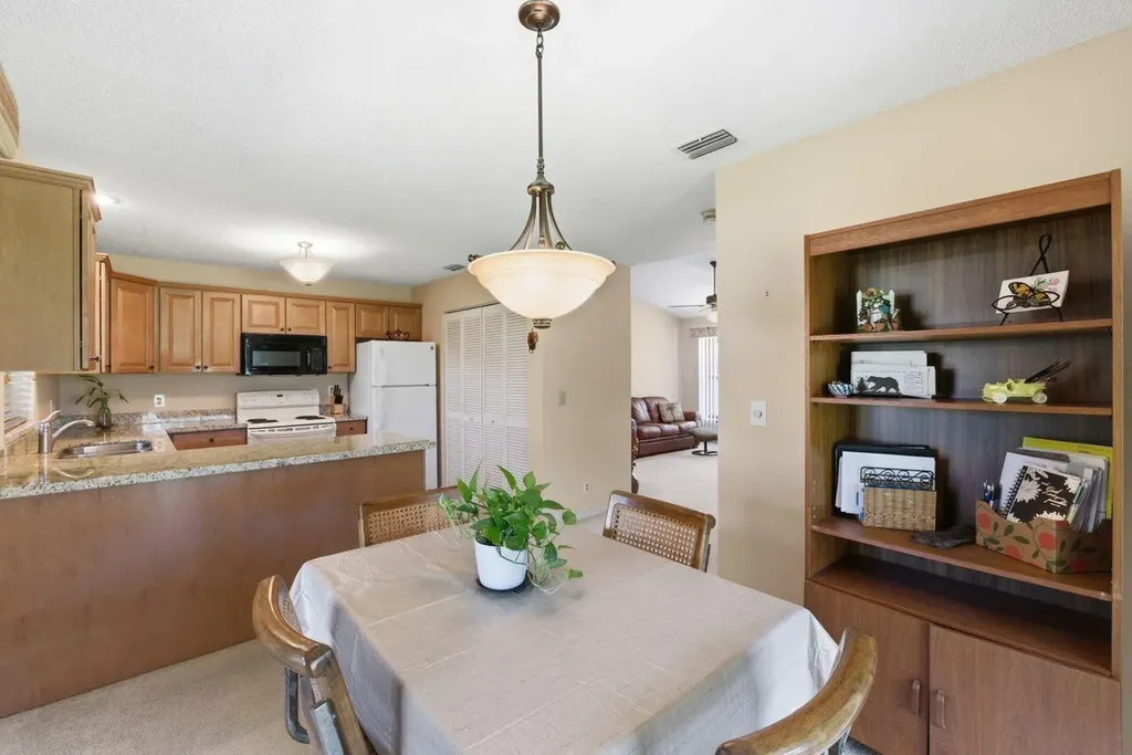 21 Vía De Casas Norte Boynton Beach FL 33426