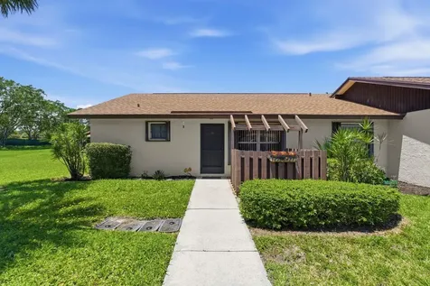 21 Vía De Casas Norte Boynton Beach FL 33426