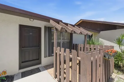 21 Vía De Casas Norte Boynton Beach FL 33426
