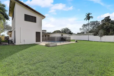 3900 N 45th Hollywood FL 33021