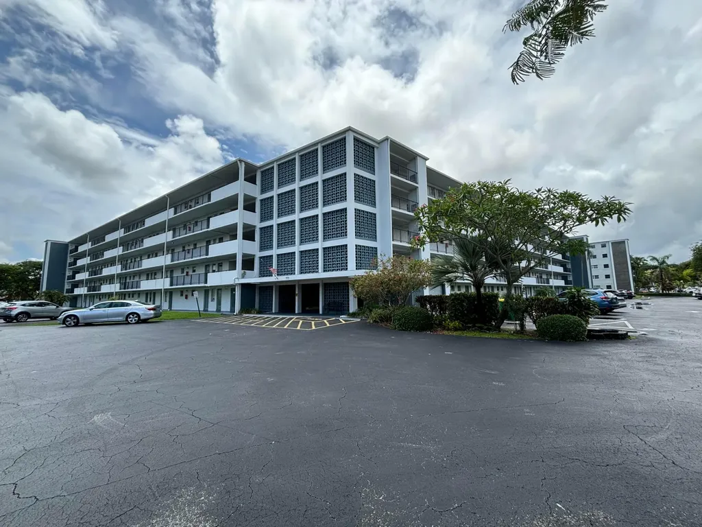 950 Hillcrest Drive Hollywood FL 33021