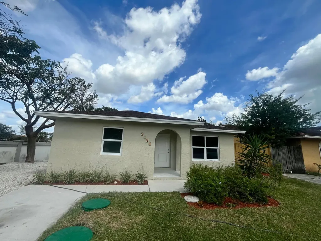 2747 Summit West Palm Beach FL 33406