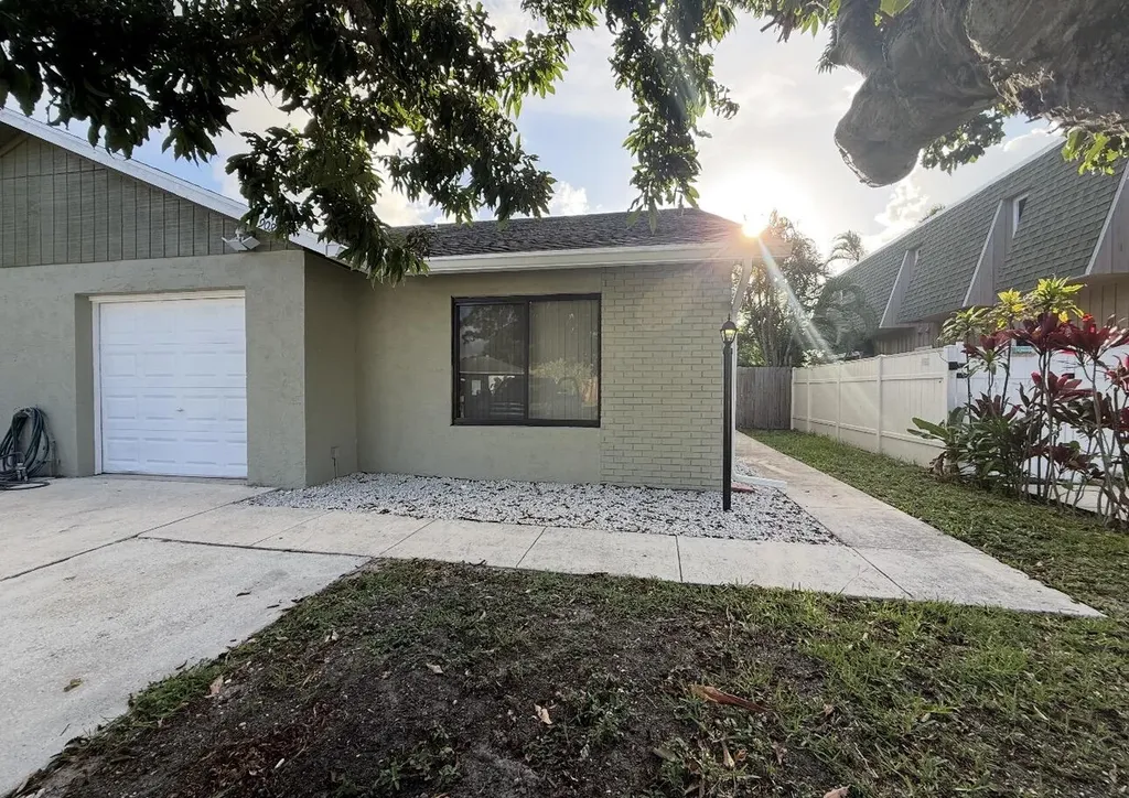 9083 W Highland Pines Palm Beach Gardens FL 33418