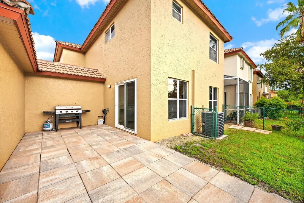 1088 Via Jardin Riviera Beach FL 33418